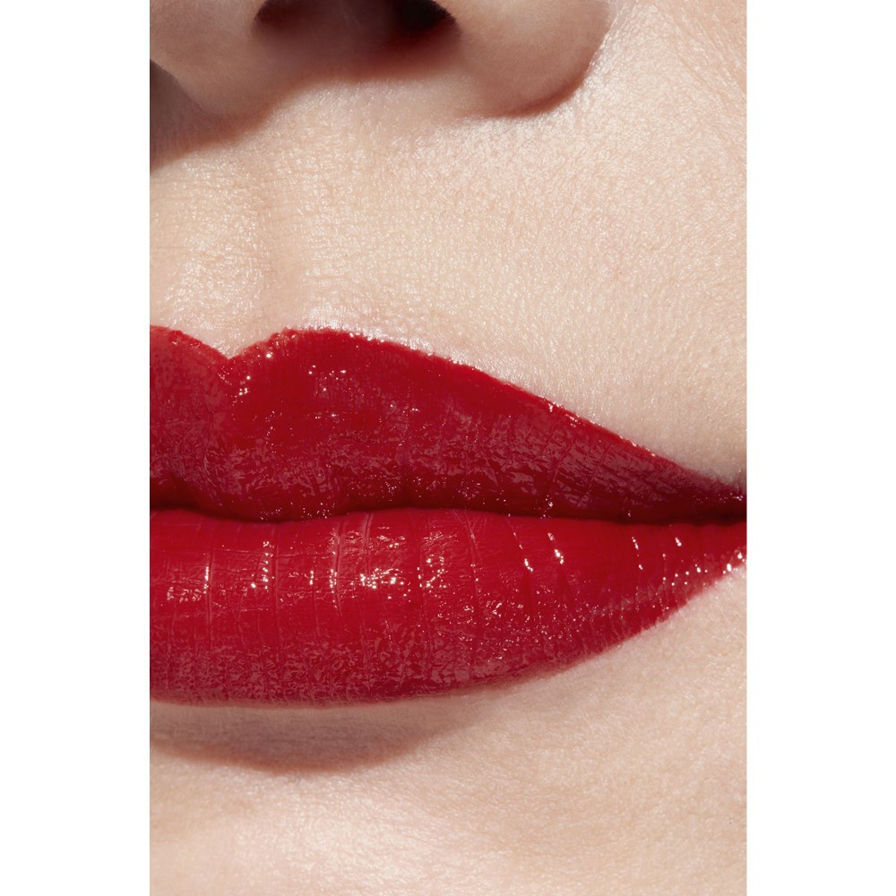 LA BARRA DE LABIOS SATINADA DE LARGA DURACI&Oacute;N, TRATAMIENTO HIDRATANTE Y ALISANTE